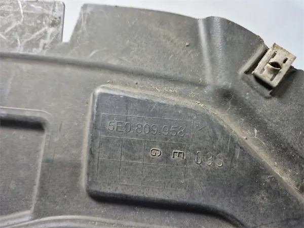 SKODA OCTAVIA III RS front right wheel arch 5E0809958E image 4