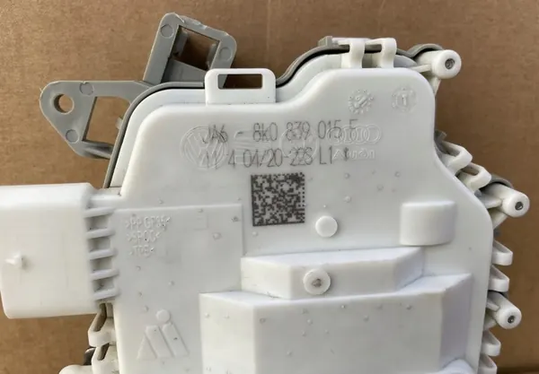 Dörrlås 8K0839015F VW Skoda Audi image 2