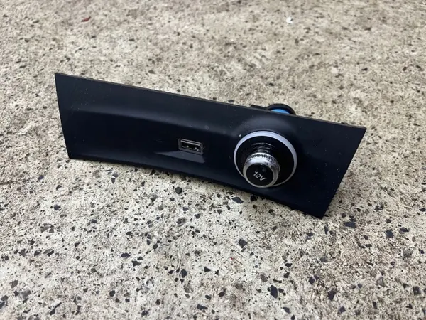 Prise allume-cigare avant USB OEM 156155232 image 2