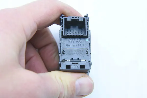 VW Tiguan II Lift Handbremsenschalter OEM 5NA927225B image 3