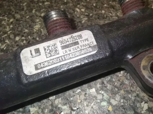 Peugeot OE 9654726280 Rail de inyección - Usado image 3