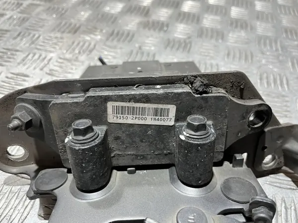 Charnière Capot Gauche OEM 79150-2P000 Pyrotechnique image 3