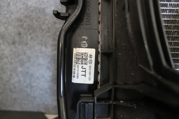 HYUNDAI SANTA FE IV Vatten- och AC-fläktmontering OEM 25310S1120 image 5
