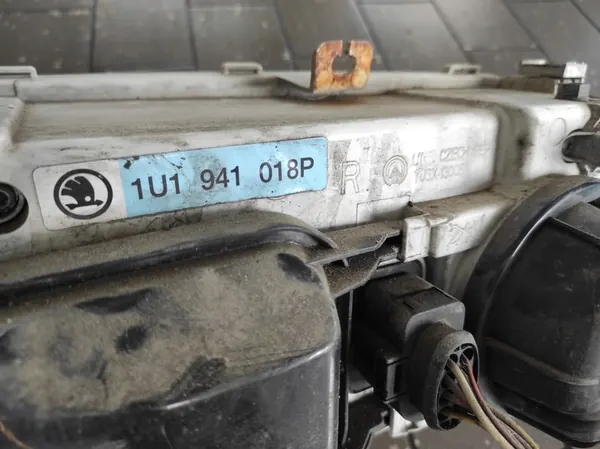 Oikea Etuvalaisin Skoda Octavia 1 1U1941018P image 6