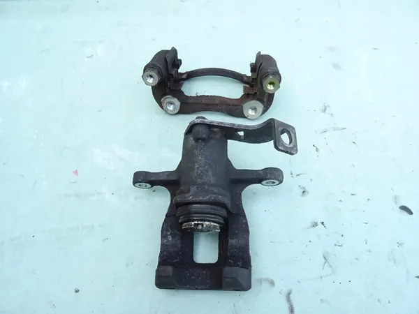 Takana vasen jarrusatula Hyundai i20 II 14- OEM 58210-C8300 image 2