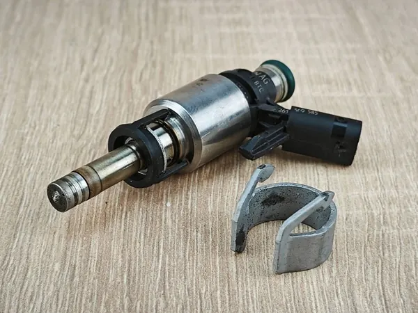 Iniettore carburante Audi A5 F5 A4 B9 2.0 TFSI 06L906036AA image 2