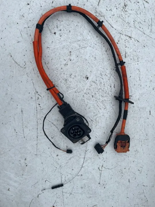 Mercedes W213 Ladebuchse OEM 261563 Gebraucht image 2