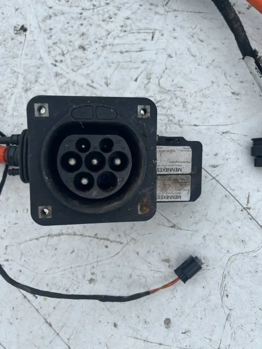 Mercedes W213 Ladebuchse OEM 261563 Gebraucht image 3