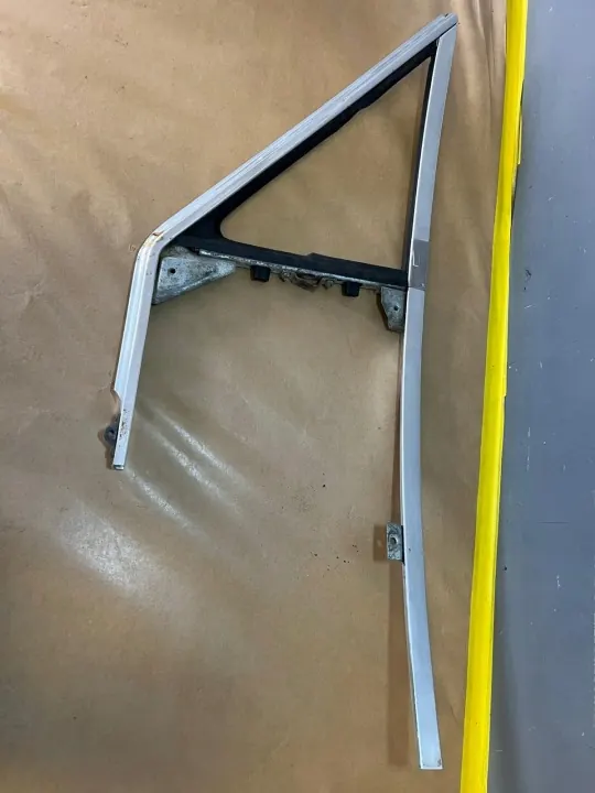 Opel Commodore A Coupe dörrfönsterram OEM 582 image 2