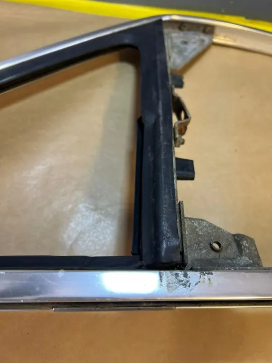 Opel Commodore A Coupe dörrfönsterram OEM 582 image 7