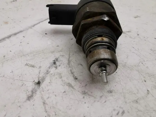 Régulateur pression carburant Toyota OEM 0281002626 image 8
