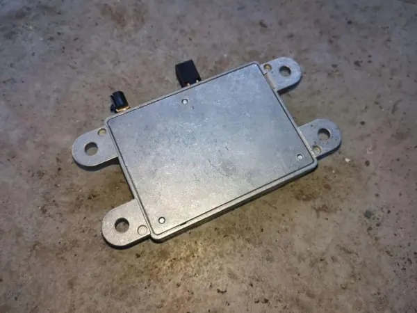 Amplificador de antena Mercedes-Benz A2219050040 Usado image 3