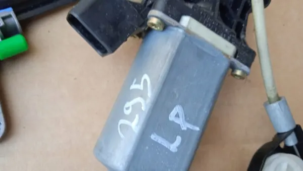 OEM product id Fönsterregulator vänster fram Mercedes CL image 3