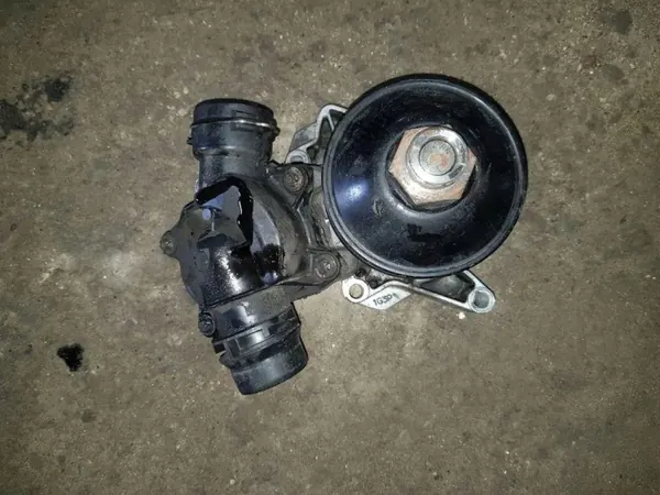 Pompe à eau OEM 11517786192 pour BMW Série 5 image 2