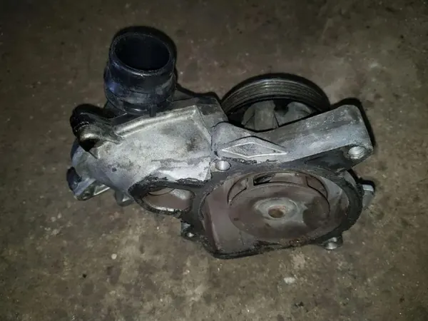 Pompe à eau OEM 11517786192 pour BMW Série 5 image 3