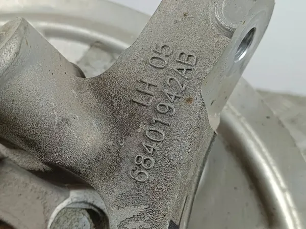 Jeep Taka pyörännavan OEM 68401942AB - Käytetty image 8