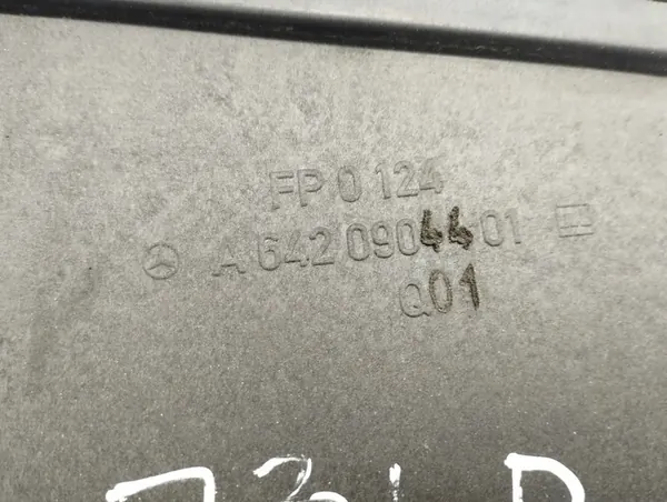 Mercedes-Benz CLS C218 X218 2014 Ilmansuodattimen kotelo A6420904401 image 7