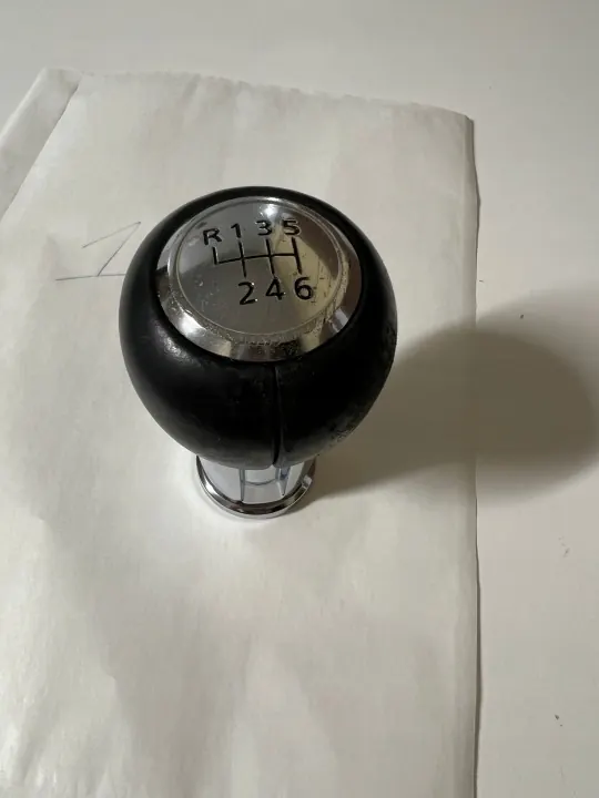 Pomo de cambio Mazda OEM GBGGGRF1222446354 - Usado image 2