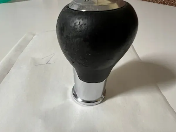 Pomo de cambio Mazda OEM GBGGGRF1222446354 - Usado image 3