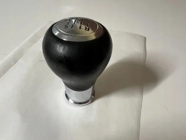 Pomo de cambio Mazda OEM GBGGGRF1222446354 - Usado image 4