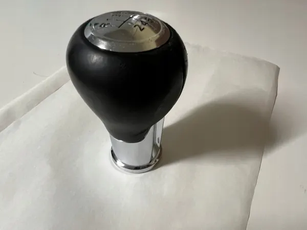 Pomo de cambio Mazda OEM GBGGGRF1222446354 - Usado image 5