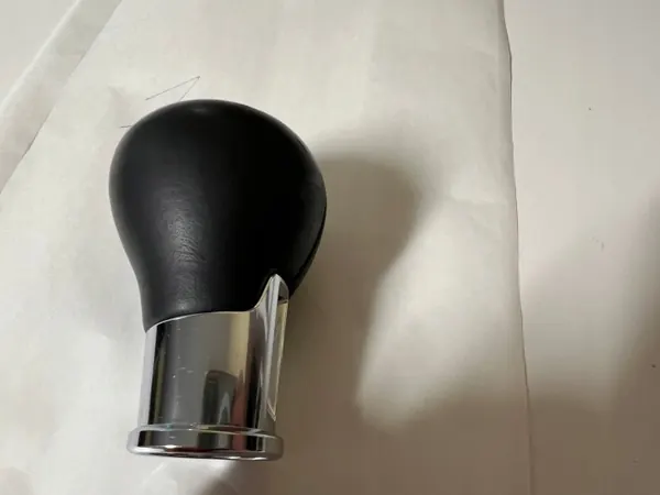 Pomo de cambio Mazda OEM GBGGGRF1222446354 - Usado image 6