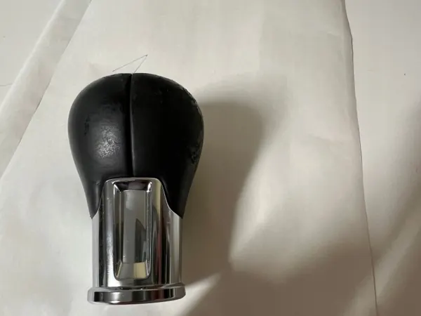 Pomo de cambio Mazda OEM GBGGGRF1222446354 - Usado image 7