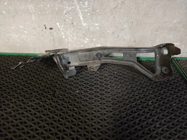 Audi A4 B9 Lokasuoja-kiinnike OEM 8W0821183A Vasen Etu image 2