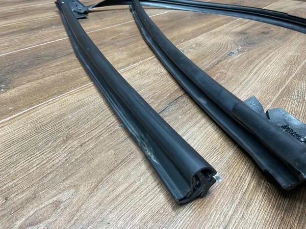 Mercedes-Benz SL R129 tuulilasin tiiviste OEM A1238990097 image 3