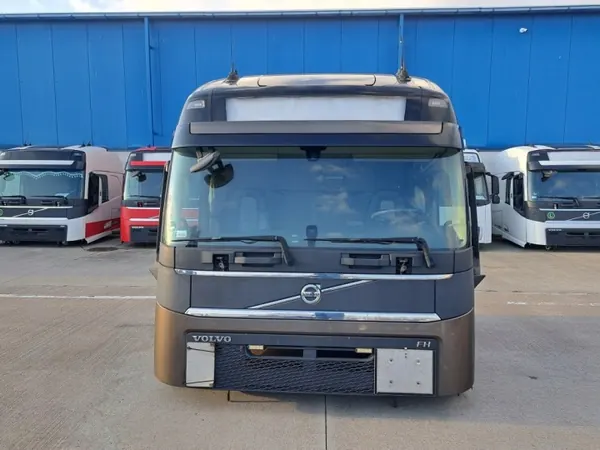 Cabina Volvo FH Globetrotter OEM 85103676 - Usado image 2