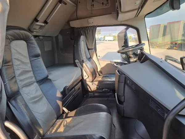 Cabina Volvo FH Globetrotter OEM 85103676 - Usado image 5
