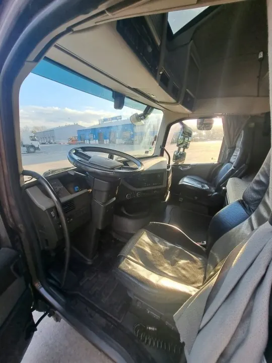 Cabina Volvo FH Globetrotter OEM 85103676 - Usado image 8