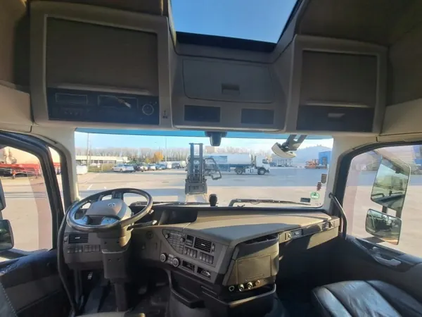Cabina Volvo FH Globetrotter OEM 85103676 - Usado image 9