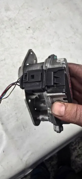 Audi A6 C6 3.0 TDI Actionneur Turbo OEM 059145725J image 5