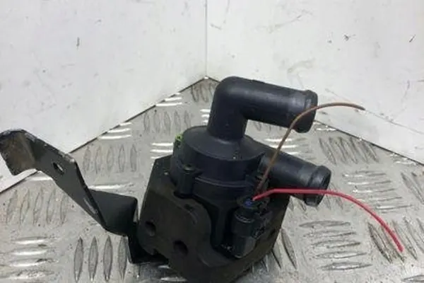 Bomba de circulación de agua BMW 5 (F10) 2.0L Diesel image 2