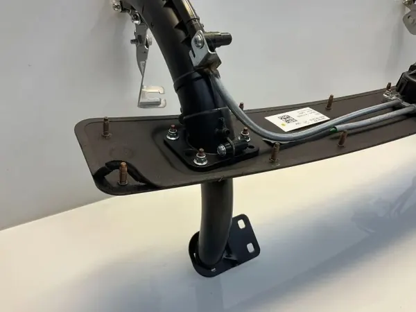 Mercedes GT X290 takaspoilerimekanismi OEM A2907900200 image 3