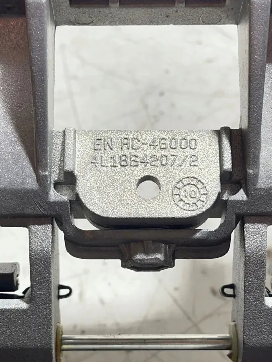 Audi Q7 armstödsfäste OEM 4L1864207/2 image 6