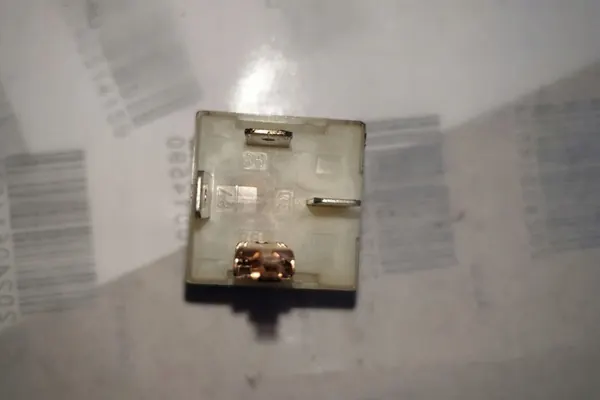 Relä AUDI A6 AVANT 1995 1.9L diesel image 2