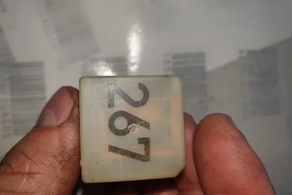 Relä AUDI A6 AVANT 1995 1.9L diesel image 4