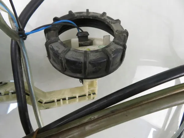 Brandstofpomp Audi A6 1999 2.8 quattro OEM 8E0906087E image 2