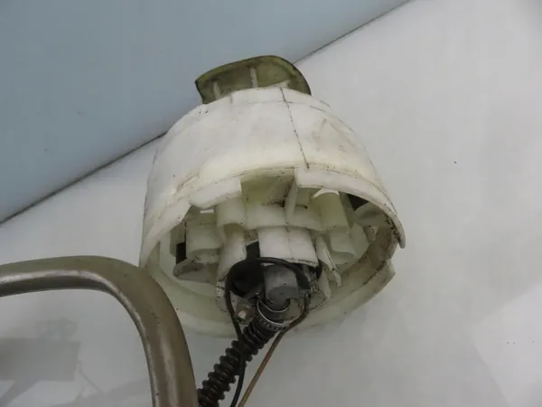 Brandstofpomp Audi A6 1999 2.8 quattro OEM 8E0906087E image 3