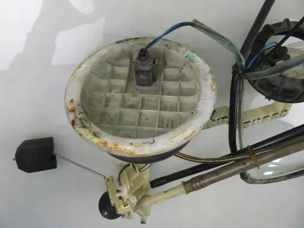 Brandstofpomp Audi A6 1999 2.8 quattro OEM 8E0906087E image 4