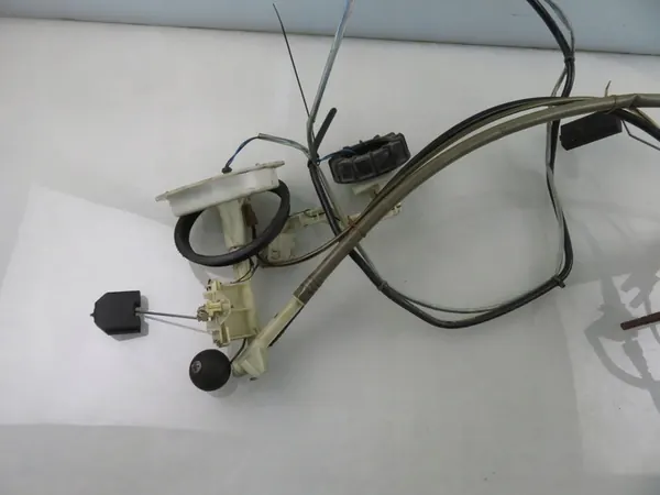 Brandstofpomp Audi A6 1999 2.8 quattro OEM 8E0906087E image 5