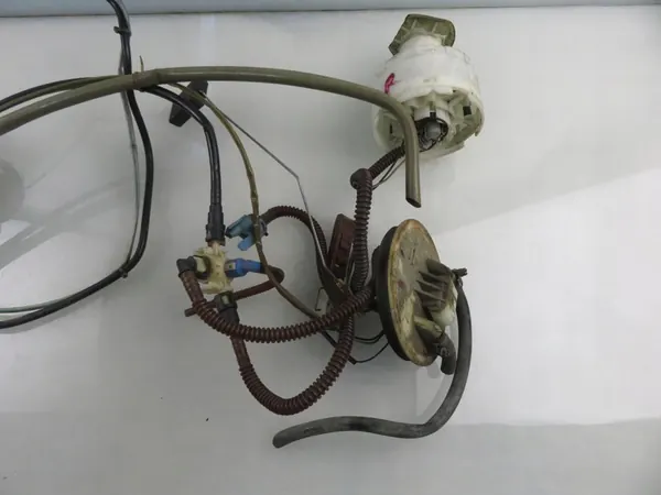 Brandstofpomp Audi A6 1999 2.8 quattro OEM 8E0906087E image 6