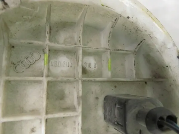 Brandstofpomp Audi A6 1999 2.8 quattro OEM 8E0906087E image 9