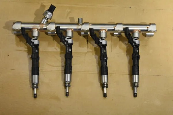 Rampe de carburant droite Porsche Cayenne 9Y 4.0 TFSI image 3