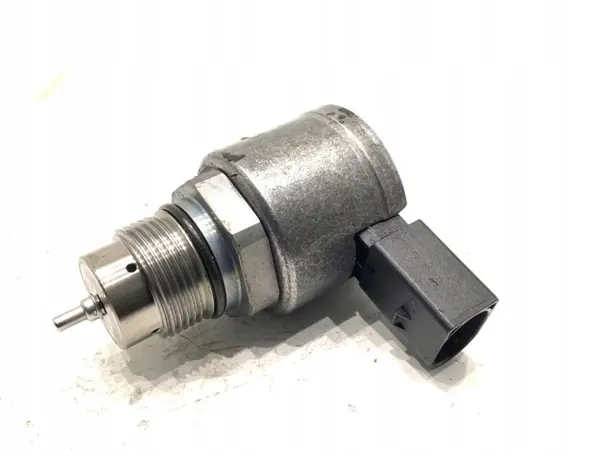 Régulateur de pression carburant OEM 04L130764E Skoda Octavia IV image 2