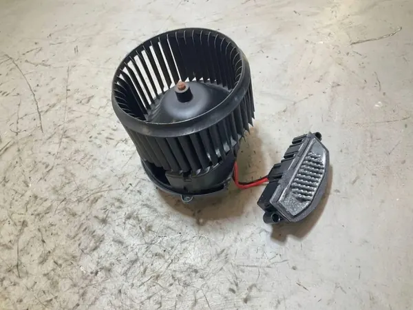BMW Lämmityspuhallimen rele OEM CZ2468108390 - Käytetty image 4