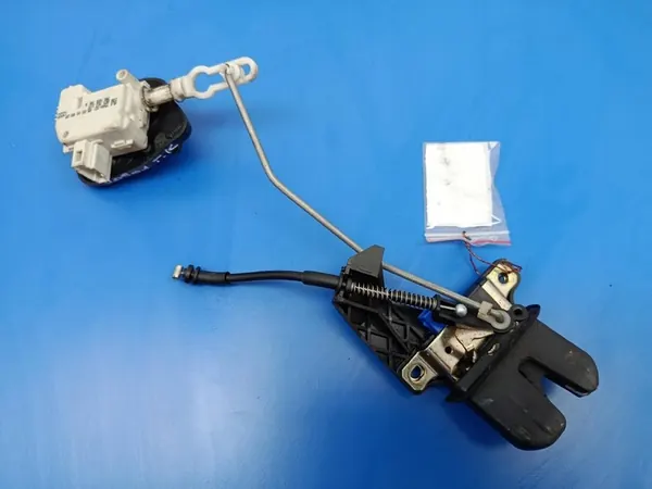 AUDI A4 B6 SEDAN BAKLUCKA LÅS + AKTIVATOR 8E5827505B image 2