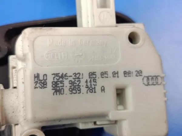 AUDI A4 B6 SEDAN BAKLUCKA LÅS + AKTIVATOR 8E5827505B image 3